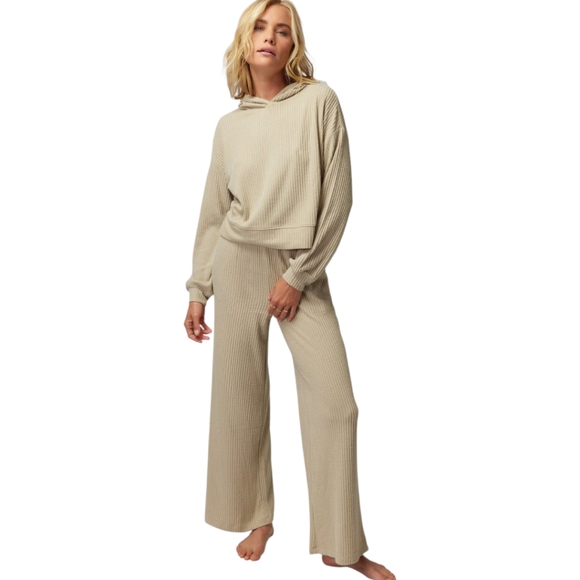 Spiritual Gangster Mila Pullover Cropped Hooded Sweater - Women's - Picture 3 of 11